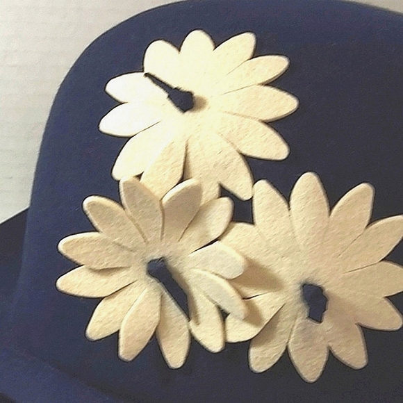 Vintage 'Daisy Chain' Felt Bowler Hat Approx. Circumference 21 in - Picture 3 of 12